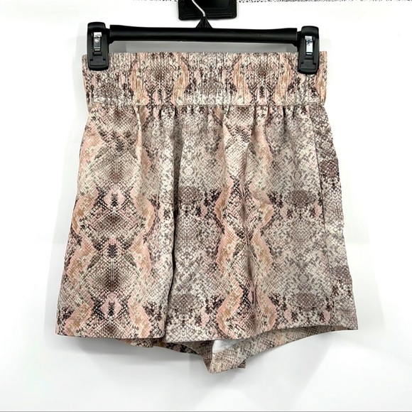 🆕Generation Love Amy Shorts High Waist
Soft Snake Choose Love New York NWT - Picture 2 of 9